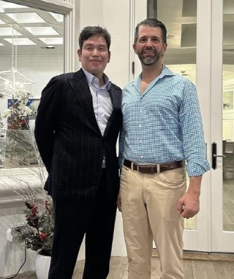 정용진 신세계그룹 회장이 지난 1월 자신의 인스타그램 계정에 올린 사진. 도널드 트럼프 미국 대통령 당선인의 장남인 트럼프 주니어(오른쪽)와 포즈를 취하고 있다. 정용진 회장 인스타그램 캡쳐